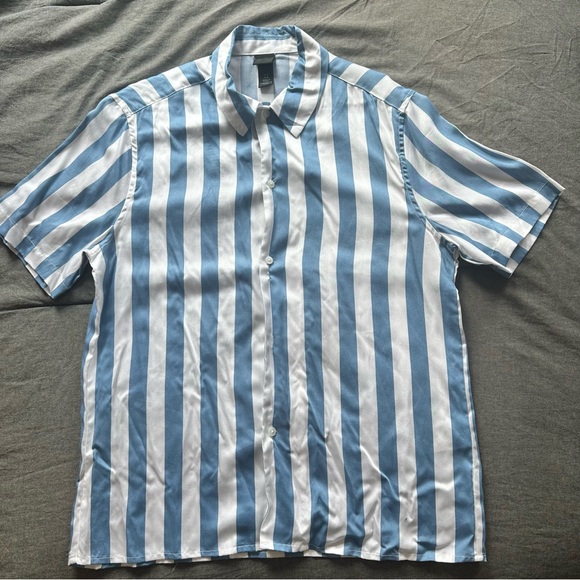 H&M BLUE and WHITE STRIPED SHORT-SLEEVE DRESS SHIRT - Medium - Picture 2 of 6